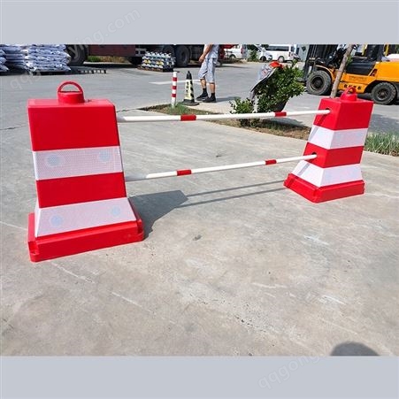 厂家供应塑料PE套叠滚塑防撞隔离墩交通警示红色高围栏套叠水马